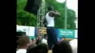 Akon Throws a kid off the stage!!!