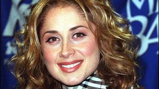 Extract of Lara Fabian singing “White Christmas” at a show organized by Michael Jackson (NYC, 2000)