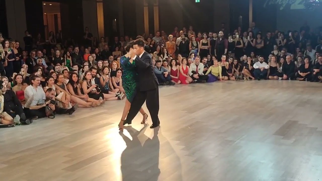 Sebastian Achaval & Roxana Suarez. Spellbinding Tango (1/4) - Lloran las Campanas by Carlos Di Sarli