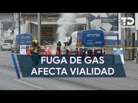 Fuerte fuga de gas sobre la avenida Bernardo Reyes afecta vialidad en Monterrey