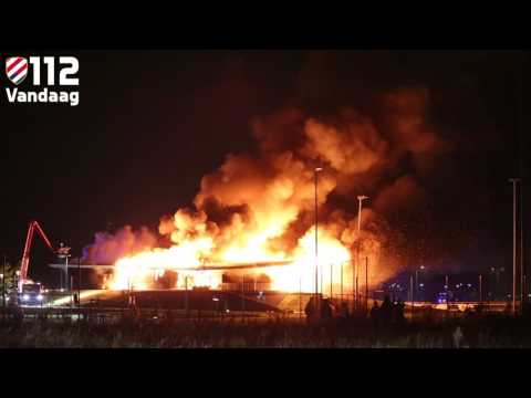 Drama voor vv Oosterhout: verwoestende brand legt kantine, kleedkamers en tribune in de as