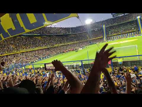 "LAS GALLINAS SON ASI SON LAS AMARGAS DE LA ARGENTINA " Barra: La 12 &bull; Club: Boca Juniors &bull; País: Argentina