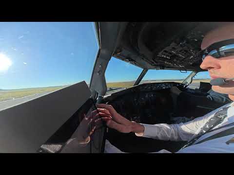 WHAT DOES A PILOT SEES ON LANDING?? PILOT EYE VIEW Boeing 737 Landing Prague Airport RWY 24