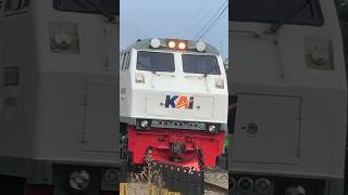 Download lagu DERU LOKOMOTIF CC 203 MELEWATI TIKUNGAN mp3