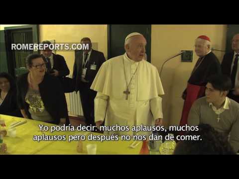 Animado almuerzo de Francisco junto a 100 detenidos en la cárcel de Milán