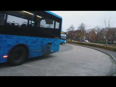 deze lijn-13 bus is klaar met zijn dienst en is op weg naar de remise.