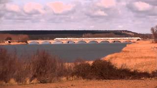 preview picture of video 'Tren Alvia cruzando viaducto en Castronuño'