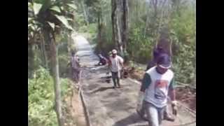 preview picture of video 'gotong royong bikin jalan desa'