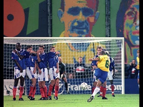 Roberto Carlos' free kick: The physics behind 'impossible