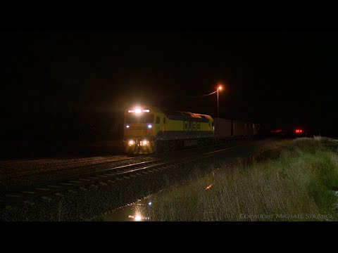G532 Leading 9171 QUBE Ultima "Hay Train" At Night (11/10/2021) - PoathTV Australian Railways