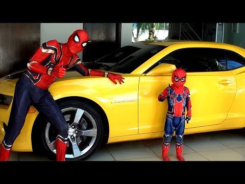 Papai e o Pequeno Homem Aranha encontram um CAMARO AMARELO na Garagem