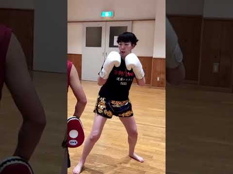 女子キックミット打ち、サウスポーのジャブから左ストレートをミットへ打ち込む。 #キックボクシング #キック女子 #ミット打ち