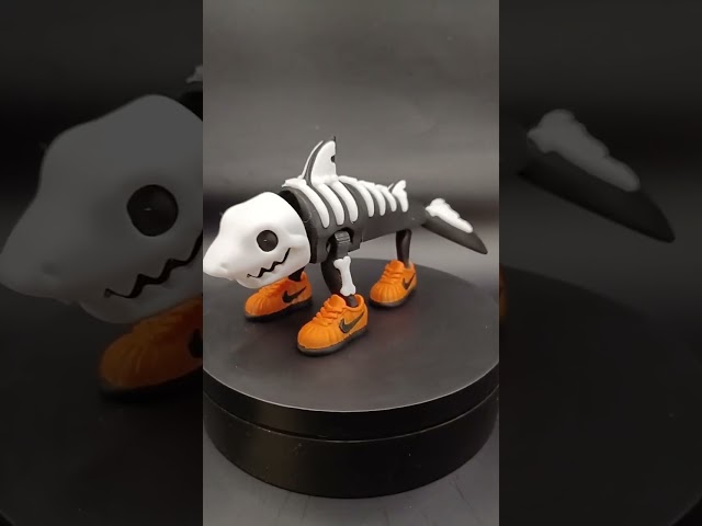 Vídeo relacionado con Tralalero Tralala Scary Edition - Figura Articulada XL Brainrot 15 cm - Tiburón esqueleto zapatillas - Coleccion Oficial Brainrot - Edición Limitada Exclusiva Memes Italianos - Tralalero Halloween
