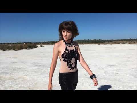 How to Walk Like a Woman 101 | Feminize Your Walk | Tips Guide for MtF Trans Women