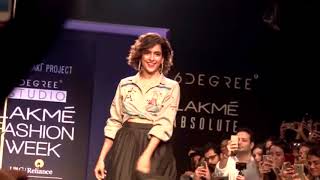 Dangal's Babita fame Sanya Malhotra Looks Marvelous While Walk on Ramp For Lakme Fashion Week
