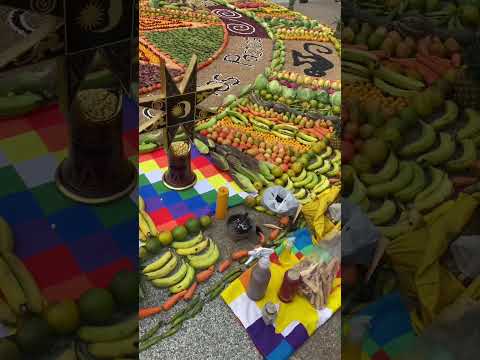 Alfombra decorada con productos dé iles Nariño , con mucho Amor