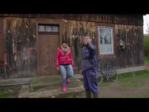 Wieśniak: "No, dama, wyłaź z tej chałupy! Trzeba krowy zagnać!" [Damy i Wieśniaczki.PL]