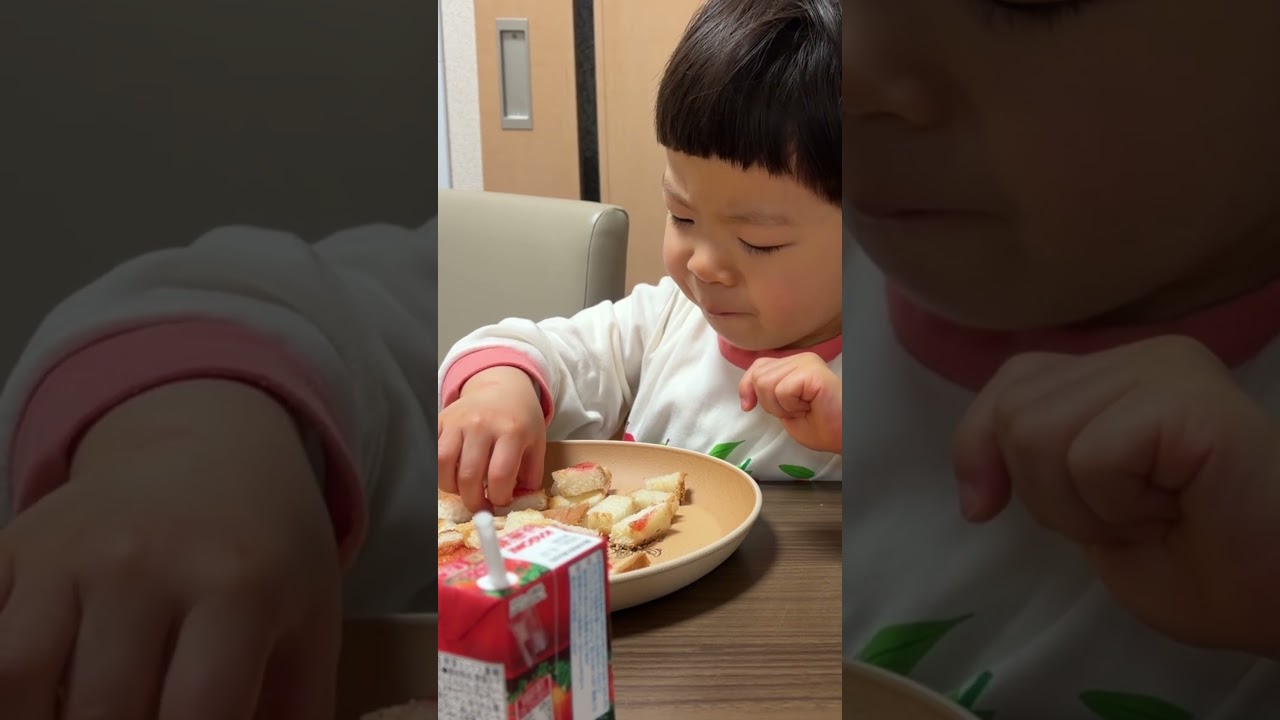 2y7m3d_No.1 小さくカットしたパンを食べる