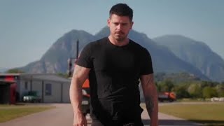 Alex Camera, trenta trazioni sospeso tra due camion in movimento: il video dell’impresa record