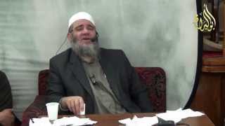 الإمام عندنا يطيل بين التكبير والفاتحة فهل لي أن أقرأ الفاتحة سراً في هذا المتسع ؟ الشيخ مشهور image