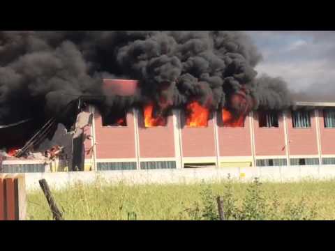 In fiamme un deposito di plastica sulla Pontina. Scuole e case evacuate