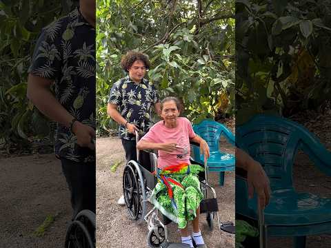 El Crespo - entregándole silla de rueda a Doña Margarita Sébaco Matagalpa