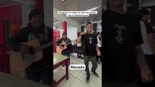 Download lagu Pengamen ini bawakan lagu Mawar Hitam - Tipe-X didepan Personilnya mp3