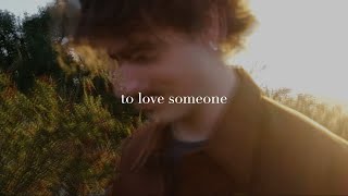 Musik-Video-Miniaturansicht zu To Love Someone Songtext von Benson Boone