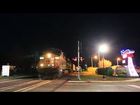 CSX ES40DC GEVO pair head north @ Romulus w/ CSX Manifest Train Q392