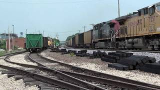 preview picture of video 'Union Pacific train CNAWI-10 at Sterling, IL. on 06-12-2010.'