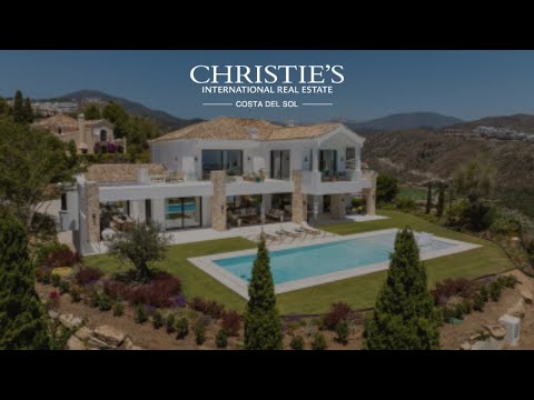 Splendorous Mediterranean style luxury villa with panoramic views in El Herrojo, Benahavís