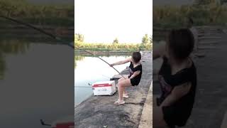 Download lagu Ikan yang kuat menarik wanita ke dalam air. mp3