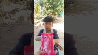 Download lagu Sharing chocolate candies crackers lollipop snacks #funny #snacks #viralvideo #shorts #viralshorts mp3