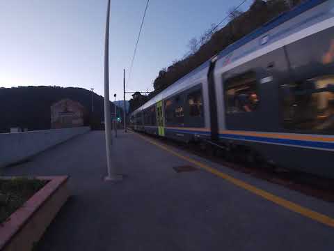Partenza di un ETR 425 dalla stazione di Vietri sul Mare