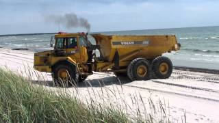 preview picture of video 'Rensning av sur tång på Falsterbo strand sensommaren 2011'