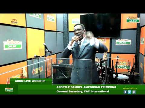 L'apostolo Samuel Amponsah Frimpong durante il culto in diretta di Adom (01-06-20)