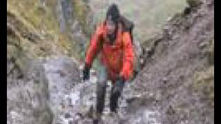 preview picture of video 'Walking Ireland - Carrauntoohil in winter'