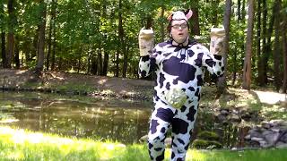 Derrick the Cow lip synchs I&#39;m Proud To Be A Cow with Snacky and Packy