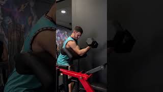 CURL PREDICADOR CON MANCUERNA A 1 MANO