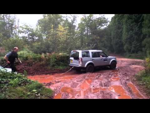 Landrover Discovery 4 rescues Freelander