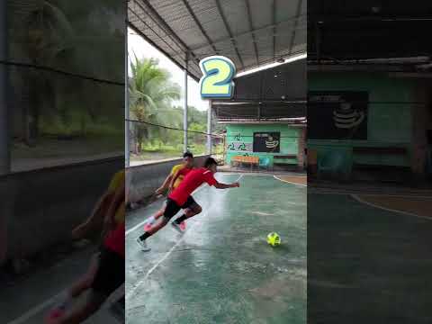 Skills ketika menerima bola semoga bermampaat #footballshorts #football