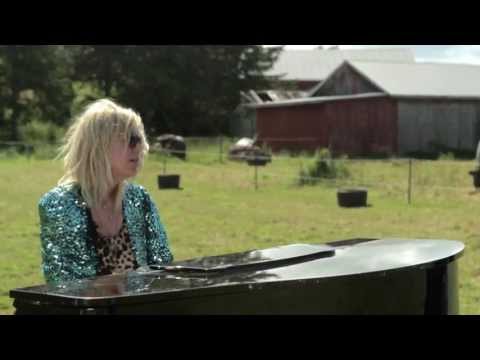 Frida Hyvönen - Picking Apples (Island in the Sun Unplugged)