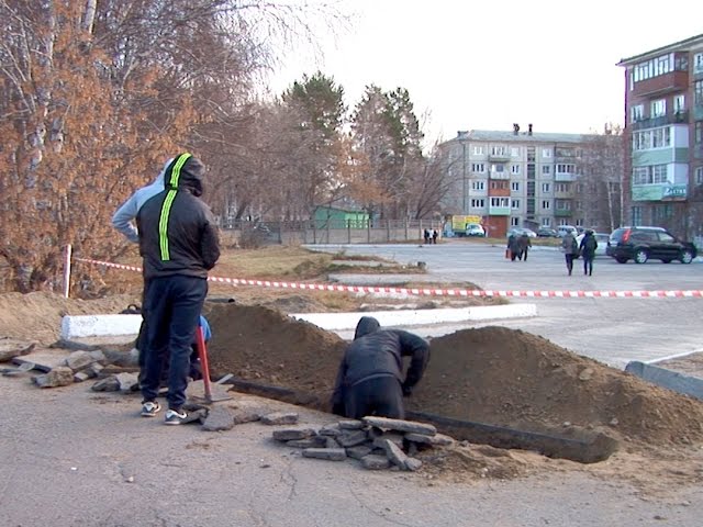 Сотрудники магазина перекопали целый двор