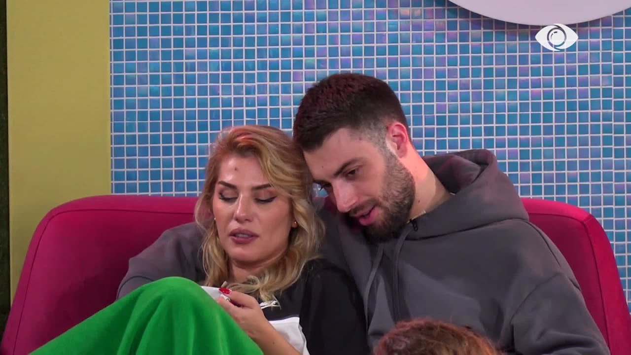 “Vetëm nga ty nuk iki…”/Meritoni puth Ilnisën në faqe