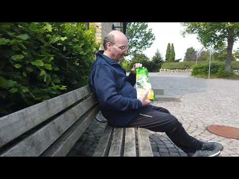 MongoTV_12061 - REGNINGER BETALT JUNI 2023 - Spiser CHIPS På En BÆNK i Flot Sommersol