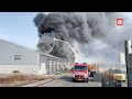 Eerste beelden zeer grote brand in loods vol tractoren van Vermeulen Groep