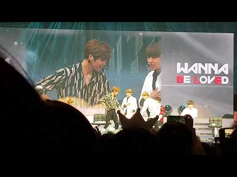 170922 Wanna One in Singapore - Kang Daniel Ha Sungwoon Hammer Game