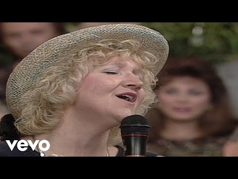 Bill & Gloria Gaither - Jesus Is All The World to Me [Live] ft. Chonda Pierce