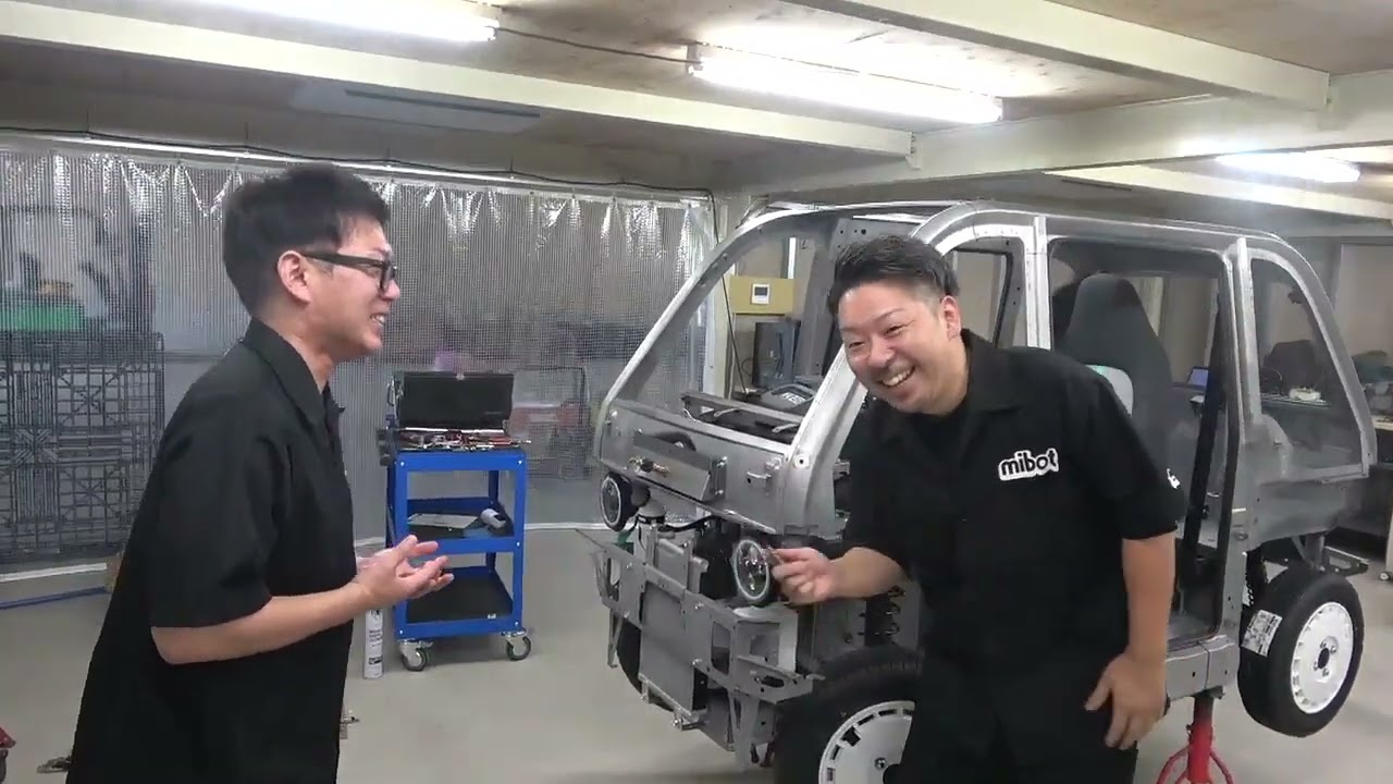 衝突試験に向けて衝突車を組み立て中…現場からお届けします。