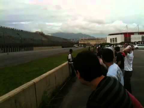 Maverick amarelo vs caravan verde